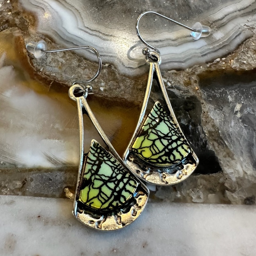 3028 Artistic Silver and Green Teardrop Earrings